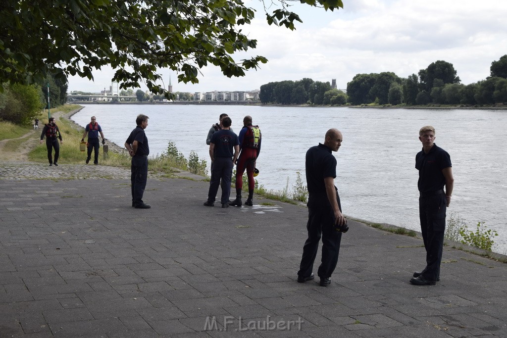 Uebung BF Taucher und Presse Koeln Zoobruecke Rhein P395.JPG - Miklos Laubert